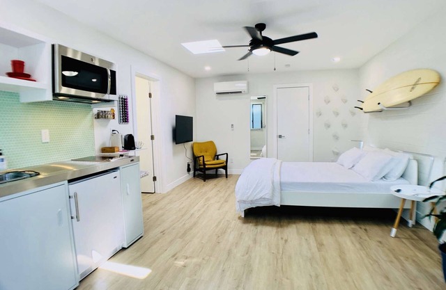 Unique poolside studio - less than a mile to Old Town