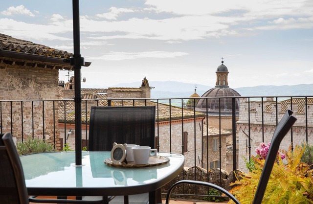 Unique roof-top apt with terrace Assisi center