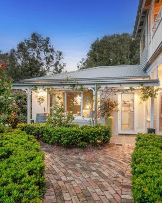 Unit 2 Spring Hill Holiday Units - Pet friendly