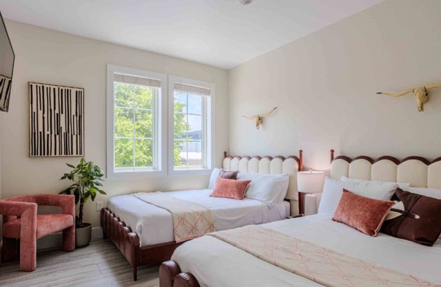 Units 1+2 Inn Cahoots on 6th: 10BR/26Bed - Pool,Roofdeck, Garden Bars, Walk To Everything!