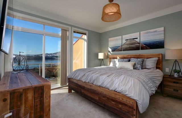 Unobstructed Lakeview/ Top Floor with Loft/ Sleeps 8
