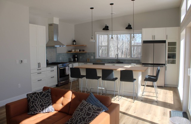 Unwind at BasinView Retreat: Luxe Waterfront Cottage with hot tub & beach access