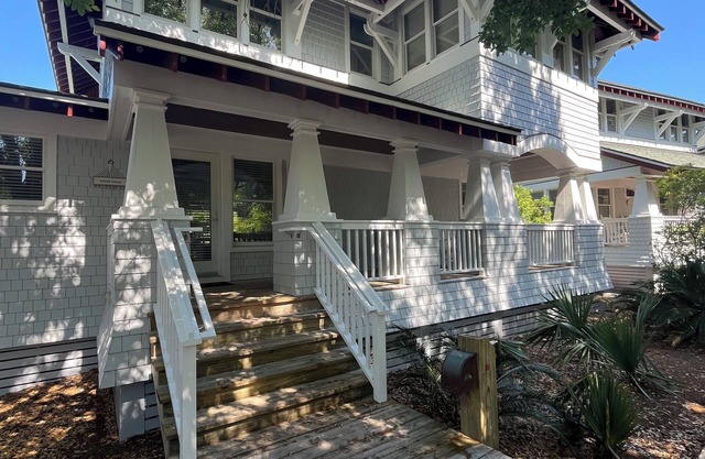 Unwind at Wind Rose 3-bedroom cottage on beautiful BHI with pool, fitness, bbq!
