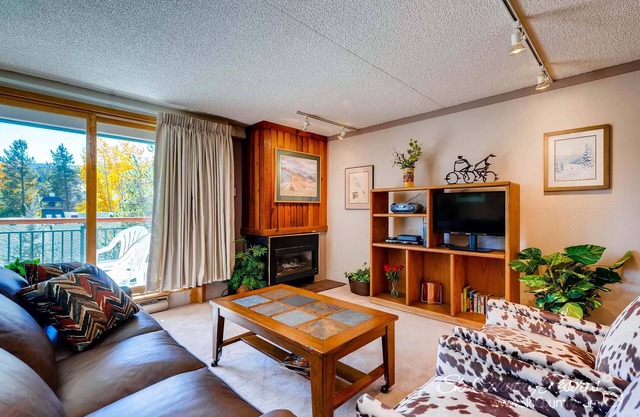 Unwind in Spacious Comfort. Retreat in an Unbeatable Breck Location TE511
