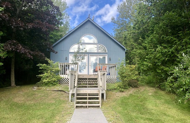 "Up north" waterfront lodge on West Bay. Spacious deck with gas grill.