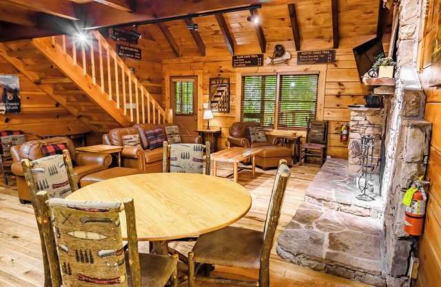 Up The Creek: Beautiful Cabin with Amazing Views and Outside Areas