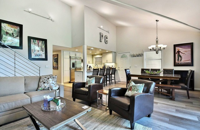 Up to 25% Off! Renovated w/Hot Tub & SUPER close to PCM, grocery, Main St!