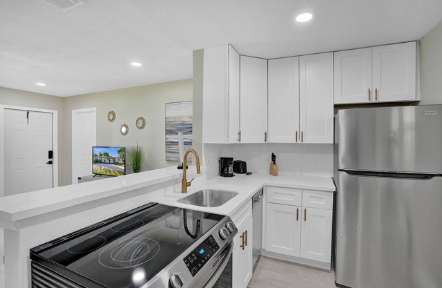 Updated 2/2 home w/a private back yard. 5 minutes from the beach and downtown.