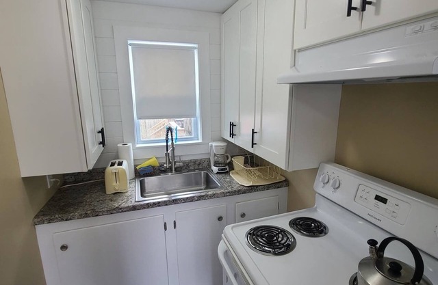 Updated 2 BD cottage. 10 min walk to Pier & Beach sleeps 5