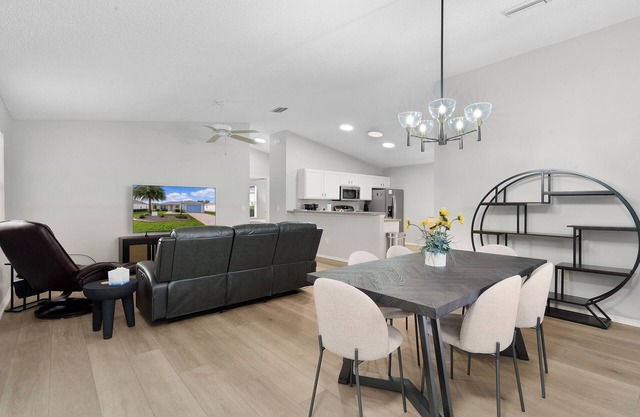 Updated 2 bedroom house The Villages, Walk to pool, 2 miles to SQ, Pet friendly