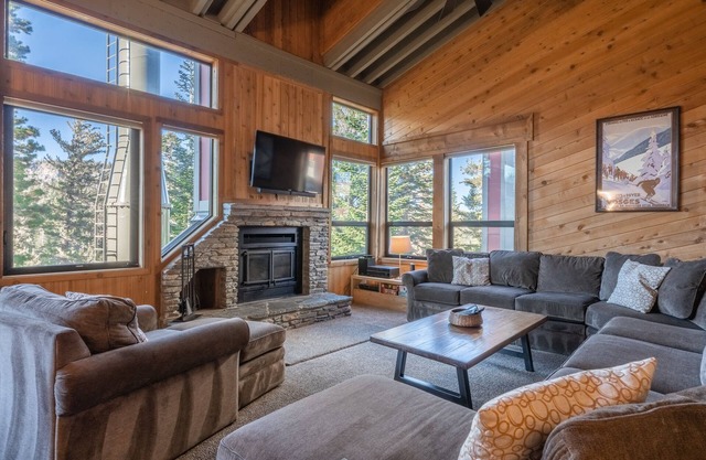 Updated 5 Bedroom 3 bathroom townhome Slopeside at 1849 Condos 671 sleeps 10