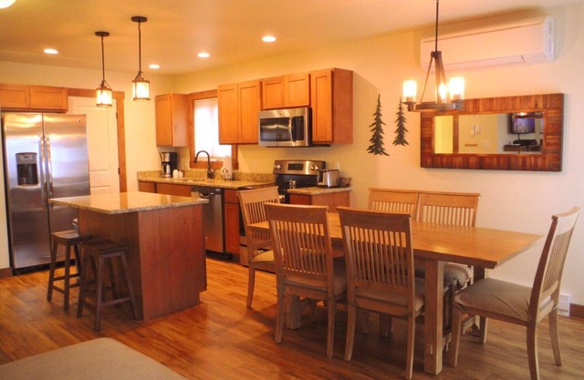 Updated & Bright Mountain Condo