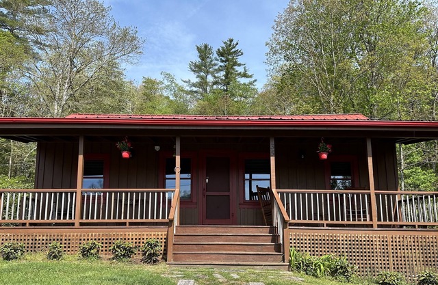 Updated Cozy Cabin easy access