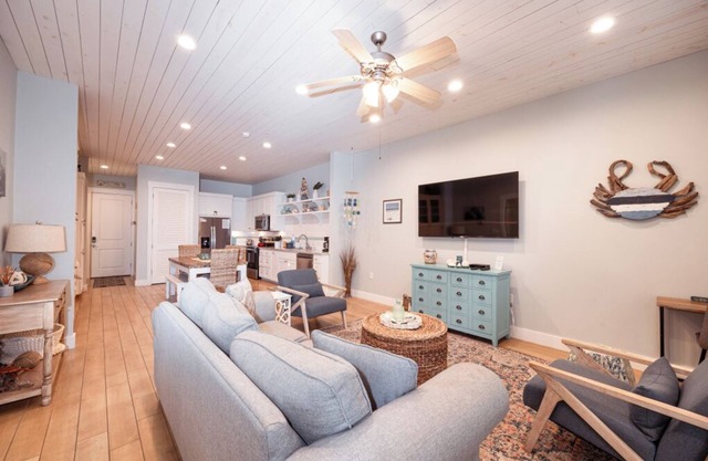 Updated Designer Condo w/Great Cinnamon Shore Style & Amenities