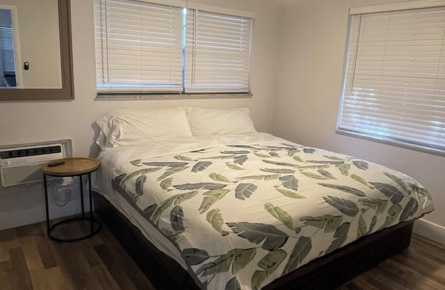 Updated downtown FTL apartment