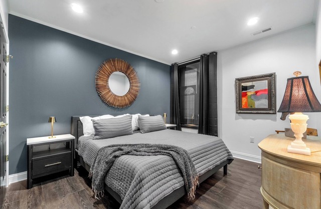 Updated Downtown Condo, King Bed, Free Parking