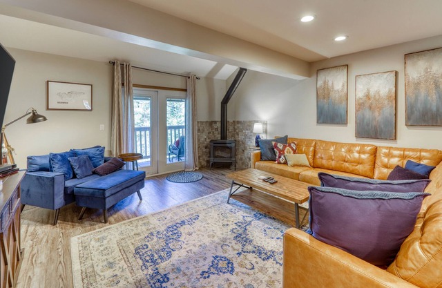 Updated gorgeous townhome, just 3 miles to Breckenridge - end of season pricing