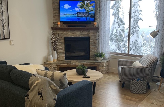 Updated house on the Ridge - 3 hot tubs, kitchens and living rooms.