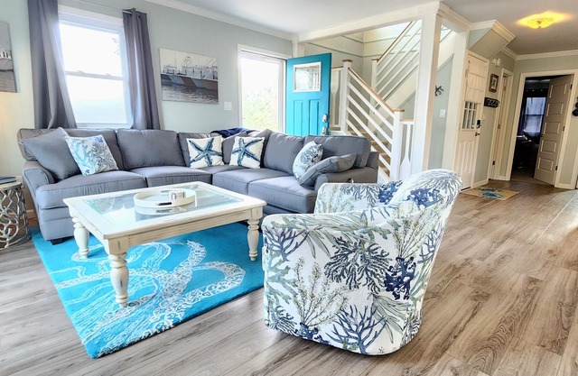 Updated Oceanside 4BR/2Bath Saltbox/HOT TUB/walk to the beach/MP9