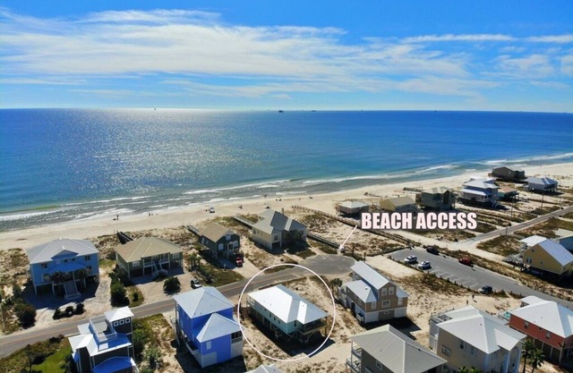 Updated private home w/views, pools & dogs ok!