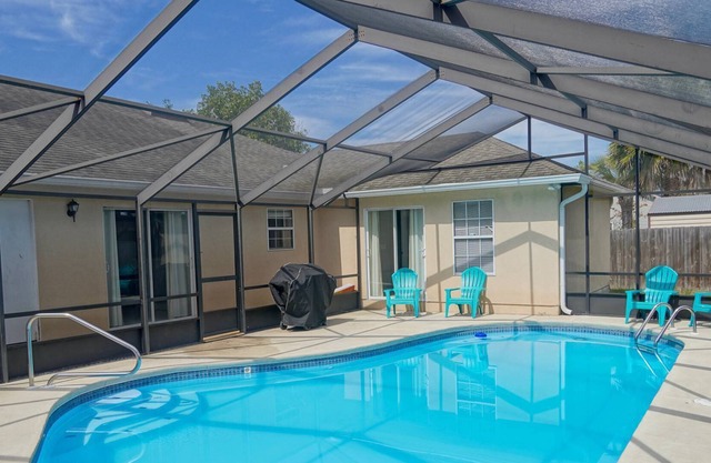 Updated Spacious Home- POOL, 4 mi. to Old City, 5 mi. to Beach, Family Home, Free Attraction tickets