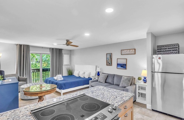 UPDATED STUDIO VILLA IN SEA PINES, WALK TO BEACH & SOUTH BEACH MARINA
