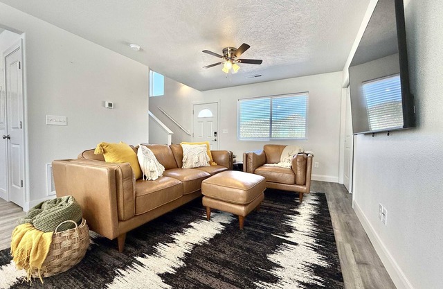 Updated townhouse just minutes from Zion with hot tub