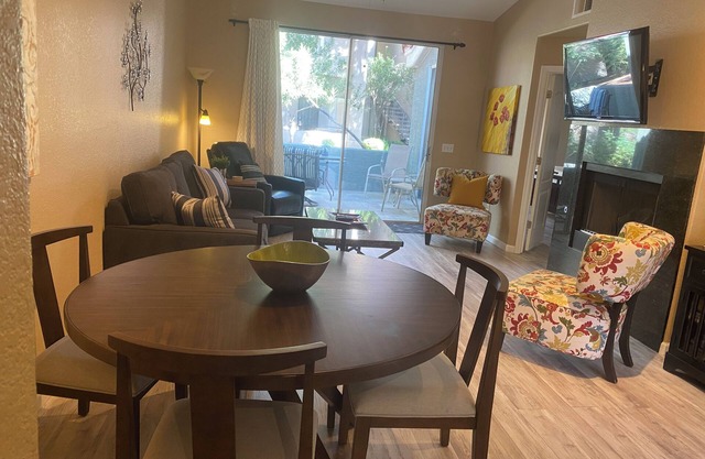 Upgraded King bed and walk-in shower lovely 2 Br, 2 Bath, Resort style condo