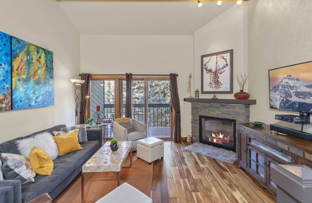 UPGRADES IN PROGRESS TIL 12/15. Decorator 2B/2B Steps f/Town Park; deck, FP