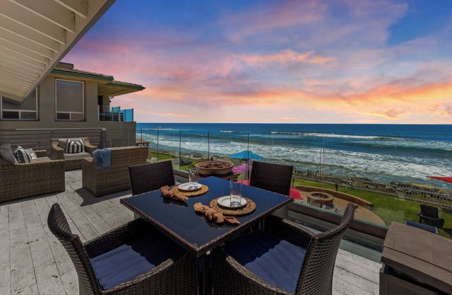 Upper Unit Pet Friendly Beachfront Duplex with a Spa P913-1