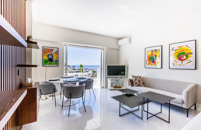 Upscale 2-Br. apartment, swimming pool, sea view