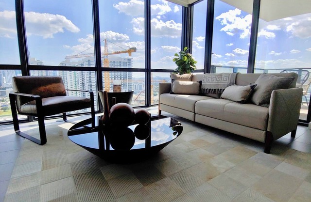 Upscale 2BR High-Rise Gorgeous Views Prime Miami Location