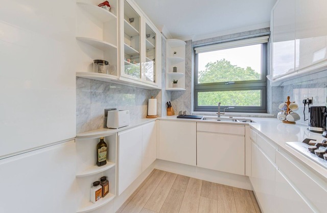 Upscale 3Bedroom Apartment in Holland Park with Private Parking