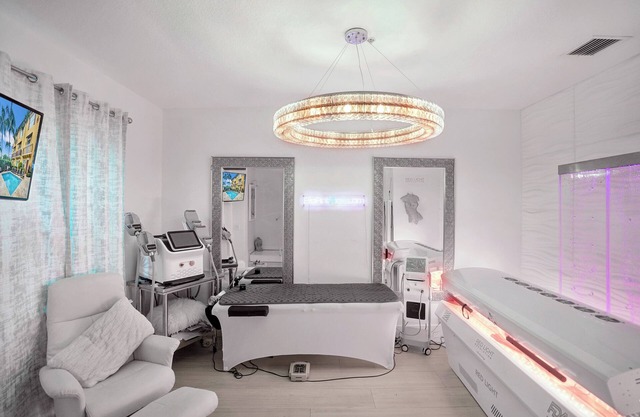 Upscale Delray Escape: Anti-Aging Spa Home steps from Beach, NightLife & Dining!