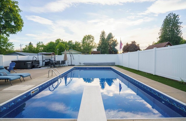 Upscale Heated Pool Retreat Near Lake CDA with Hot Tub