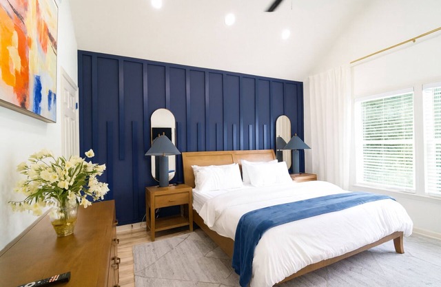 Upscale Hilltop Home, Hot Tub, Backyard Retreat