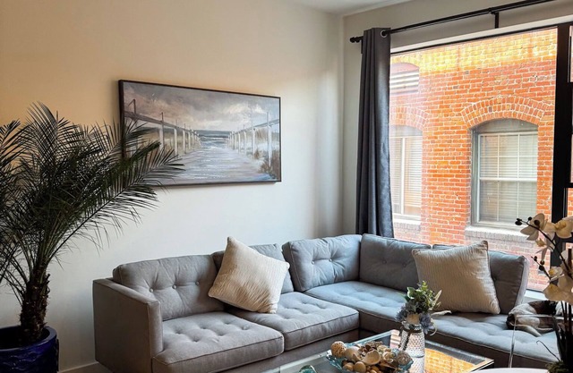 Upscale K-Town 1BR w/Gym + Wifi + Washer/Dryer + Parking!