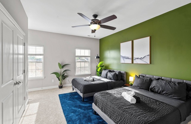Upscale King 3BR Townhouse in Pineville