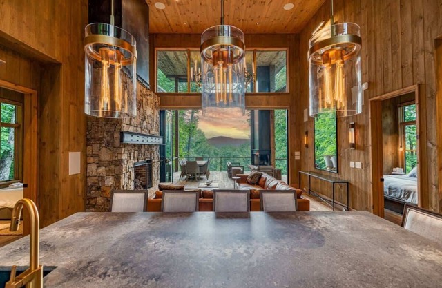 Upscale Modern Cabin/Hot tub/Fireplace