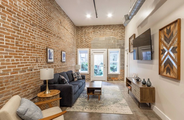 Upscale Modern Loft-The Strand District-Premium Location-Pets OK-Outdoor Space
