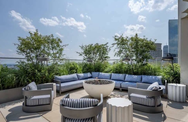 Upscale Penthouse w Gym & Parking near MGH & TUFTS