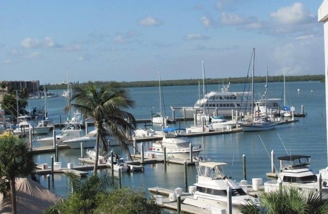 UPSCALE-TOP FLOOR-MARINA VIEW.