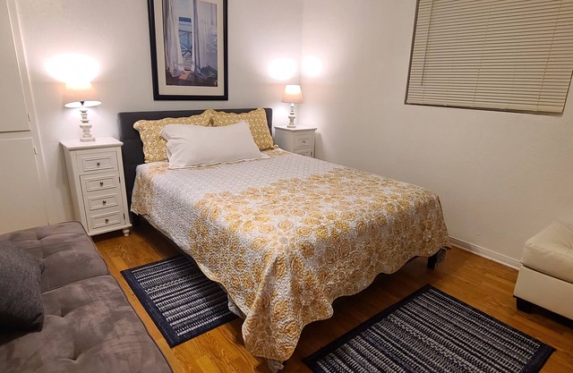 Upstairs duplex, steps to the beach