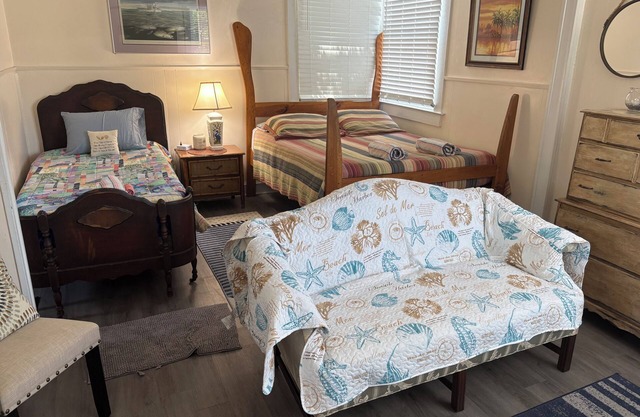 Upstairs retreat with private stairs. Pet friendly. 23ft boat parking.