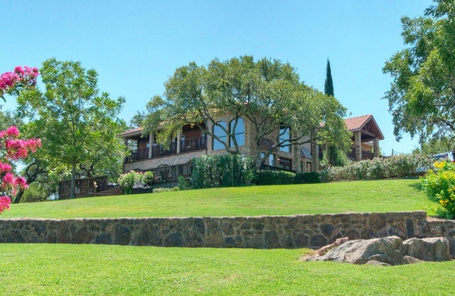 Upstay—10 Acre Lakeside Retreat w Private Jetty