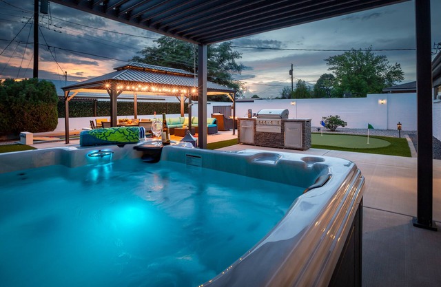 Uptown Area! Putting Green-BBQ-Hot Tub-Game Room