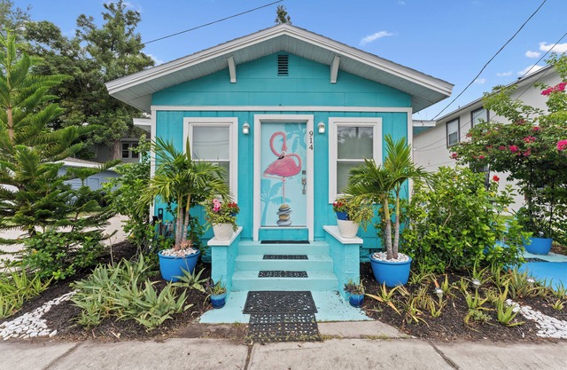 Uptown Flamingo Bungalow Downtown St Pete Walk to Crescent Lake Park