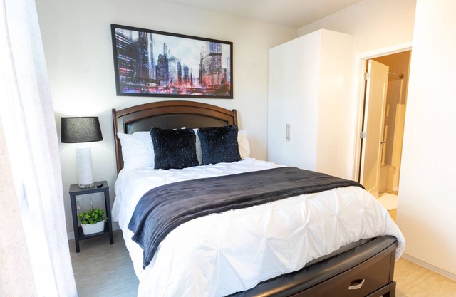 Uptown Gem🔹Fast WiFi🔹In-Unit W/D🔹Keurig+Coffee