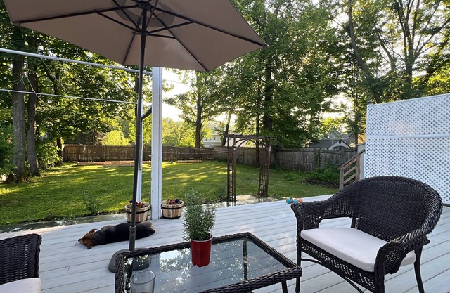 Uptown Getaway, walkable to amenities, restaurants, bars, & farmers market