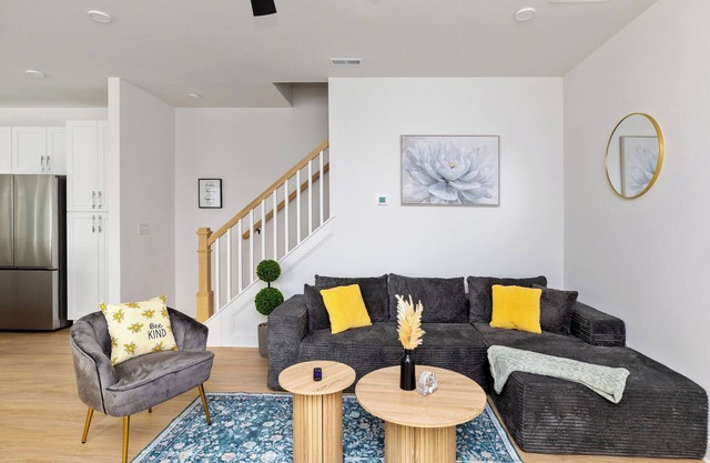 Uptown Retreat Sleeps 10 w/Hot Tub, Games/Fenced